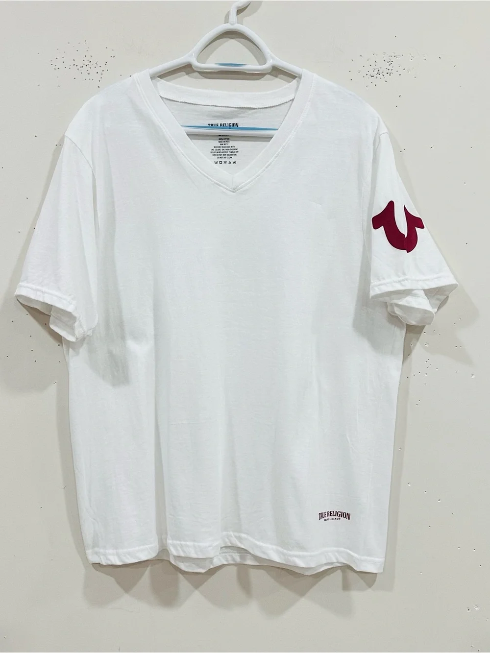 True Religion Men's White V-Neck T-Shirt Size L Maroon Horseshoe Logo